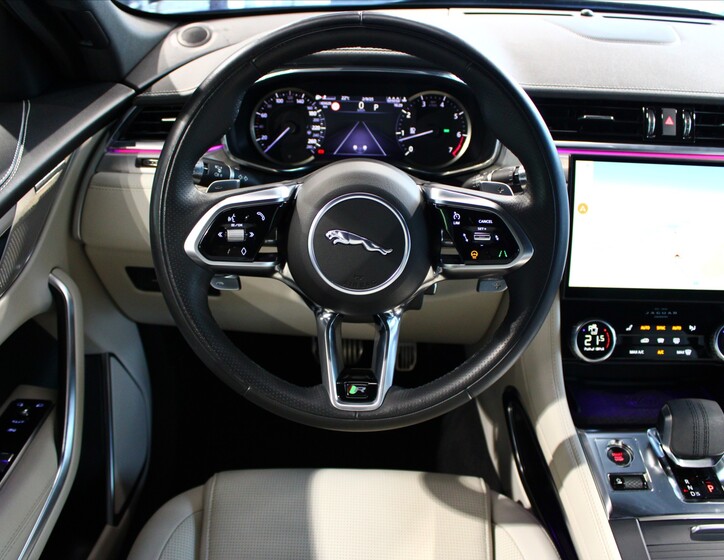 Jaguar F-Pace 17