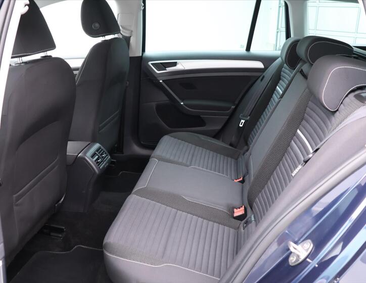 Volkswagen Golf 16