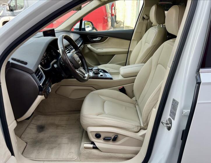 Audi Q7 11