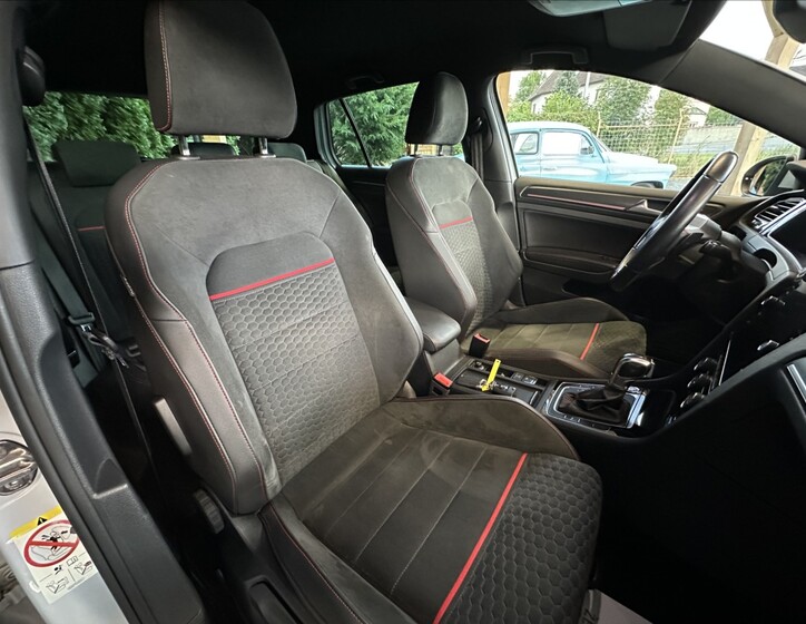 Volkswagen Golf 9