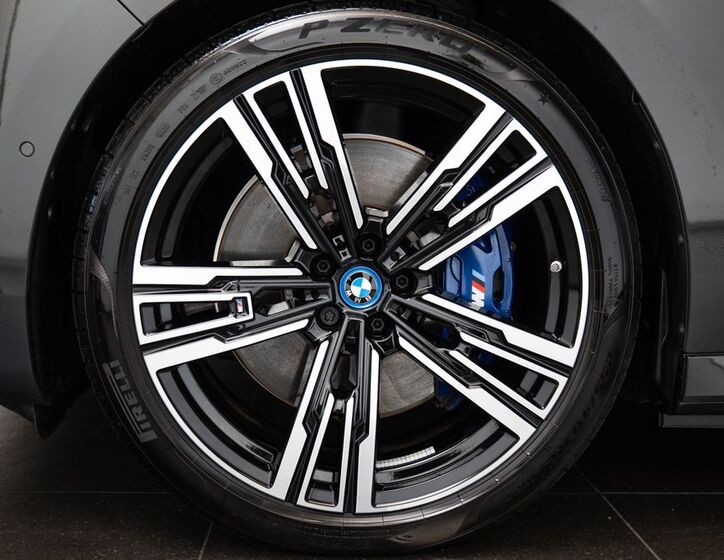 BMW i7 25