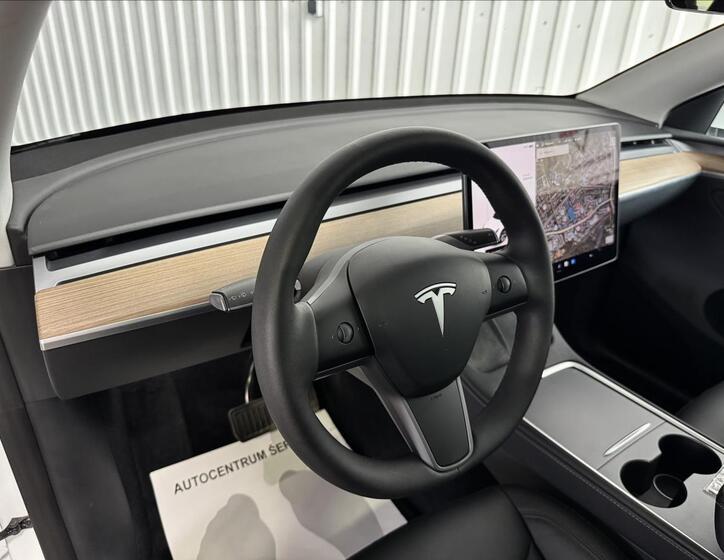 Tesla Model Y 16