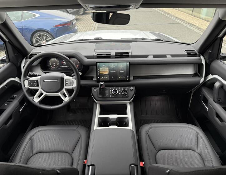 Land Rover Defender 17