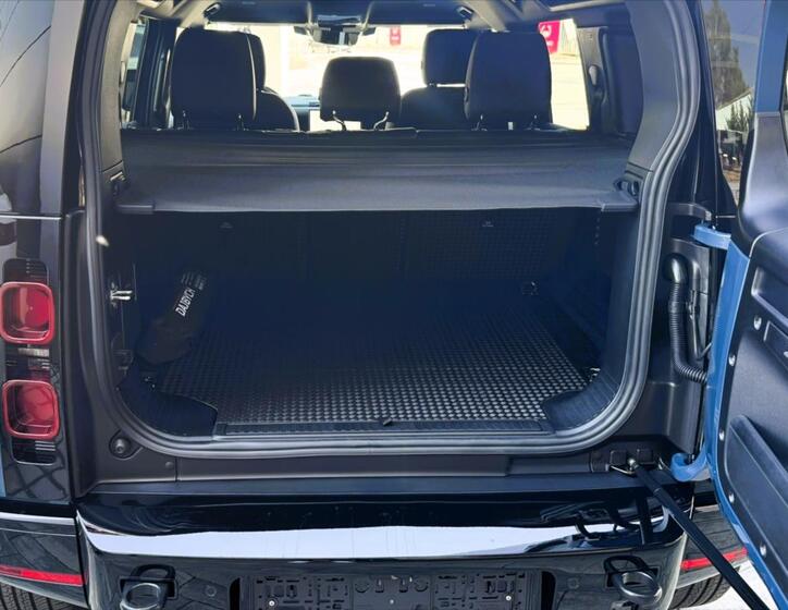 Land Rover Defender 6