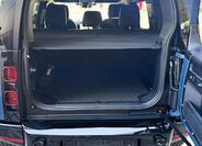 Land Rover Defender 6