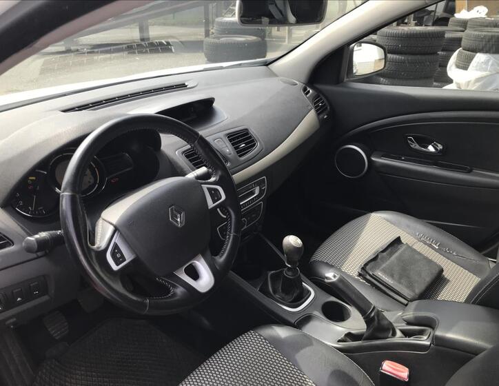 Renault Fluence 9