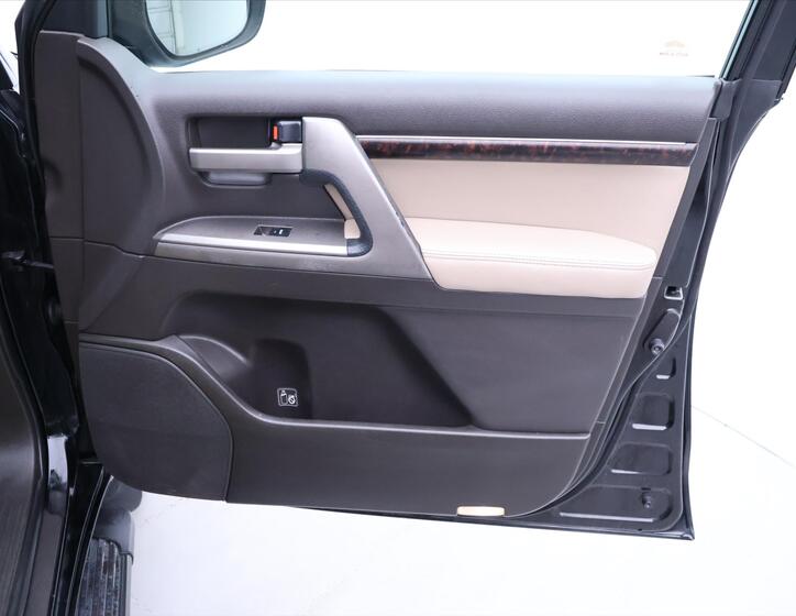 Toyota Land Cruiser 13