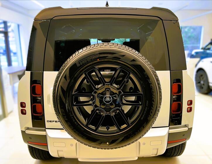 Land Rover Defender 4