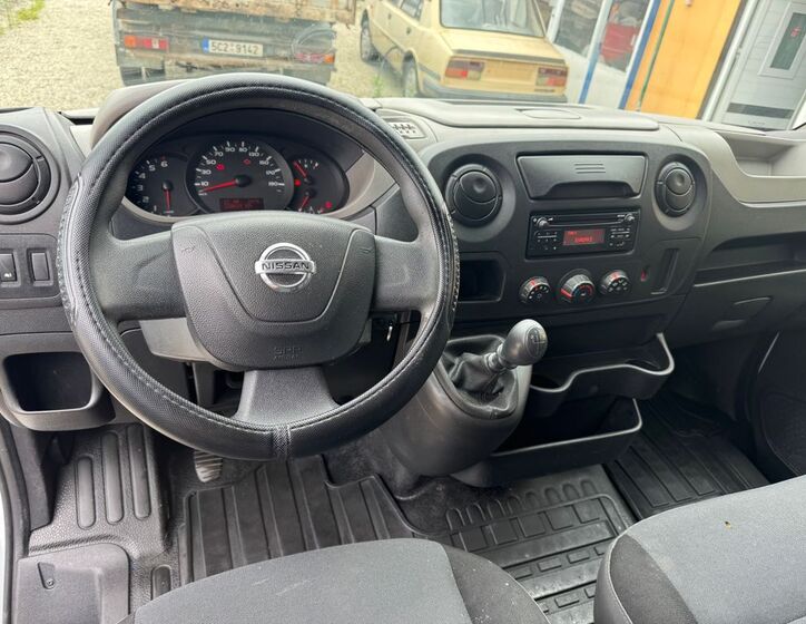 Nissan NV400 8