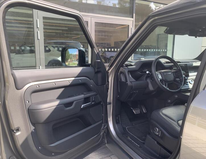 Land Rover Defender 8