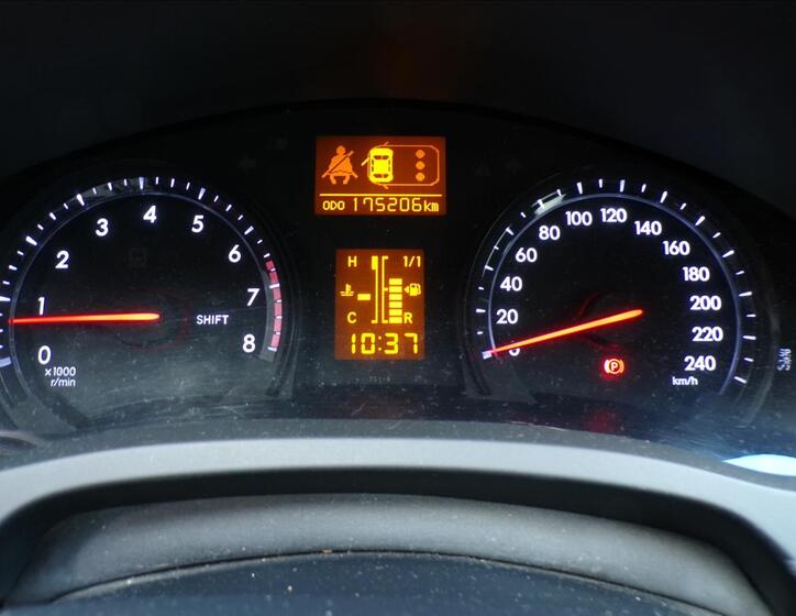 Toyota Avensis 8
