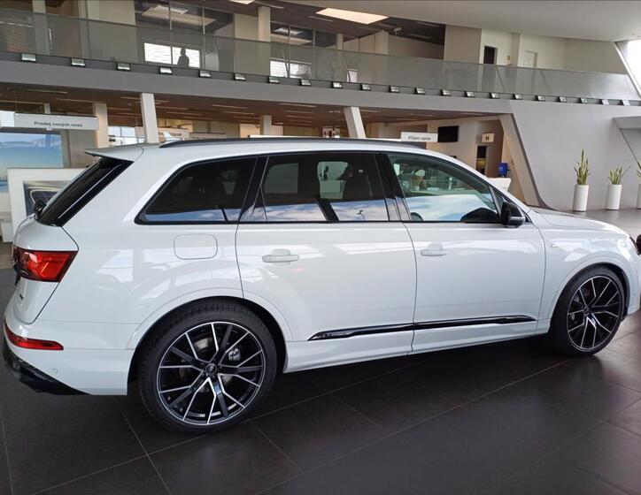 Audi Q7 4