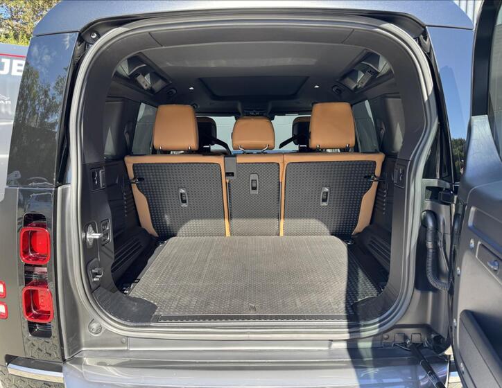 Land Rover Defender 13