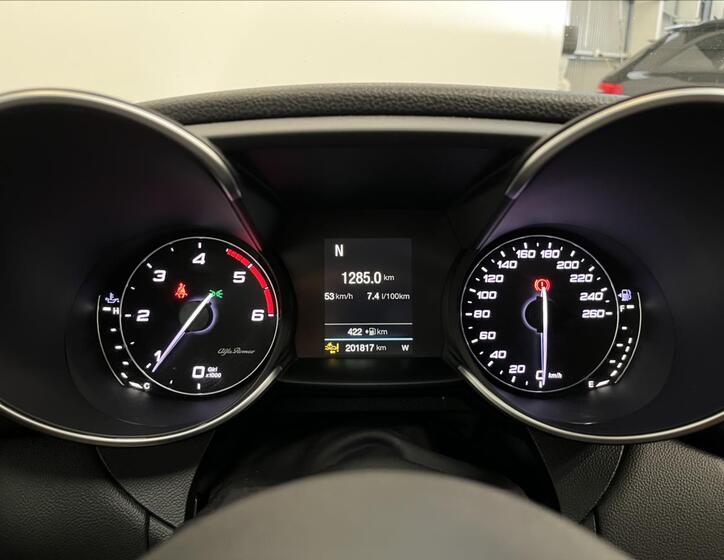 Alfa Romeo Giulia 13