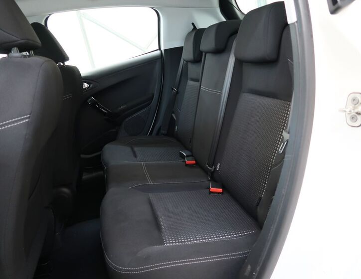 Peugeot 208 23