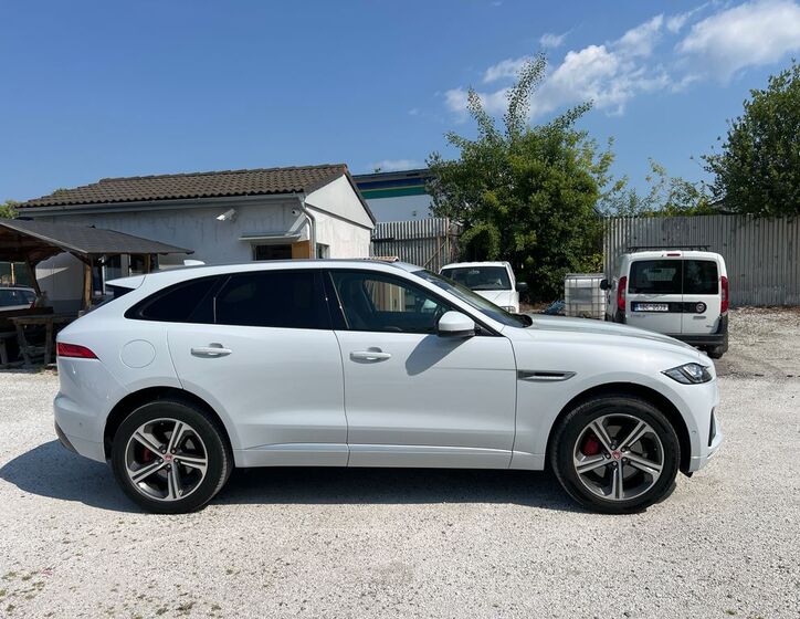 Jaguar F-Pace 13