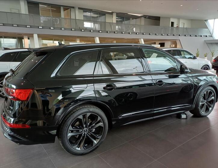 Audi Q7 4