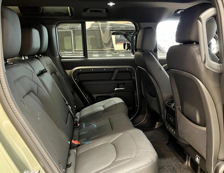 Land Rover Defender 21