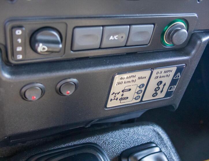 Land Rover Defender 22