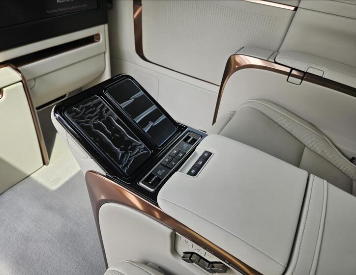 Lexus LM 350h 12