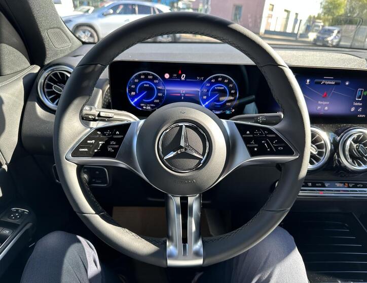 Mercedes-Benz EQB 8