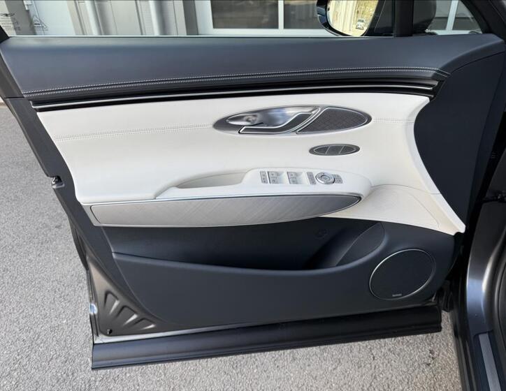 Hyundai Genesis 8