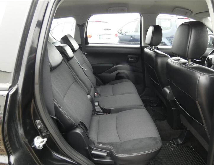 Peugeot 4007 11