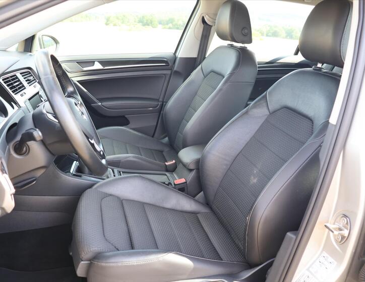 Volkswagen Golf 11