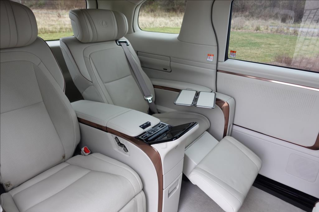 Lexus LM 350h