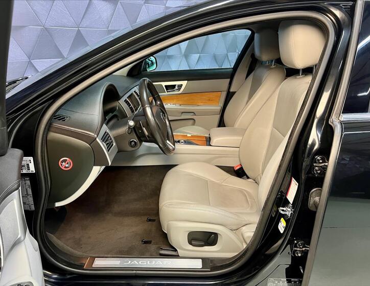 Jaguar XF 11