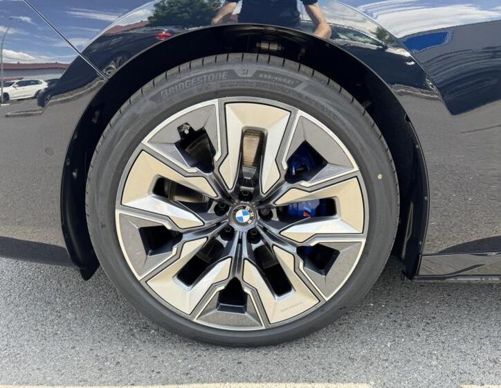 BMW i7 4