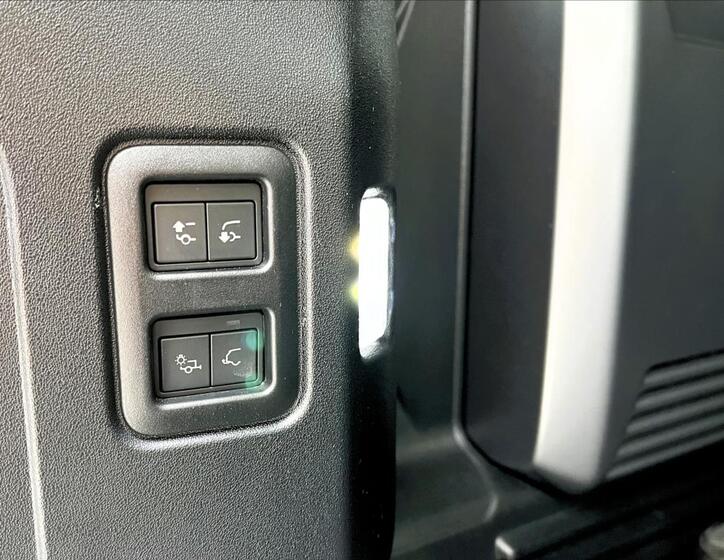 Land Rover Defender 11
