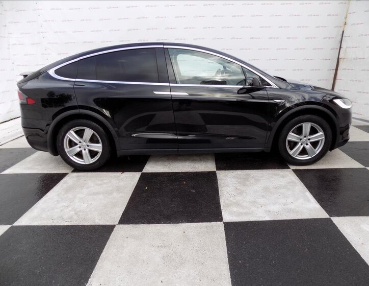 Tesla Model X 10