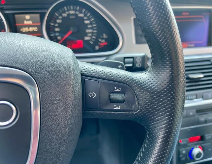 Audi Q7 25