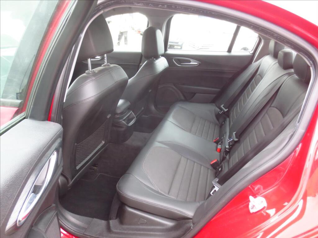 Alfa Romeo Giulia 13