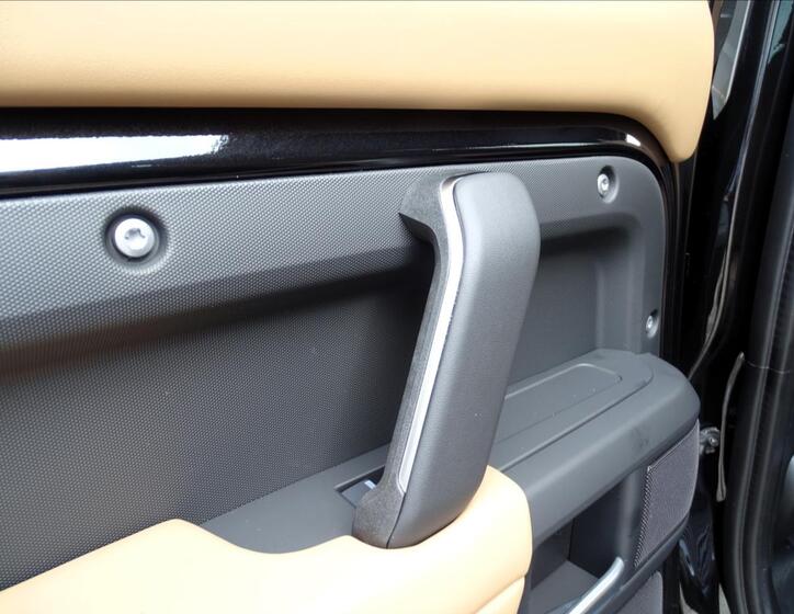 Land Rover Defender 33