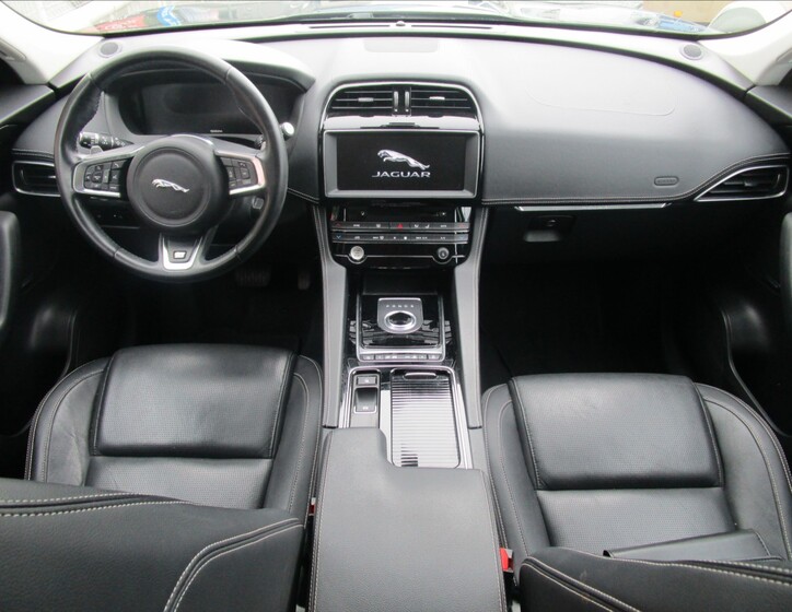 Jaguar F-Pace 9