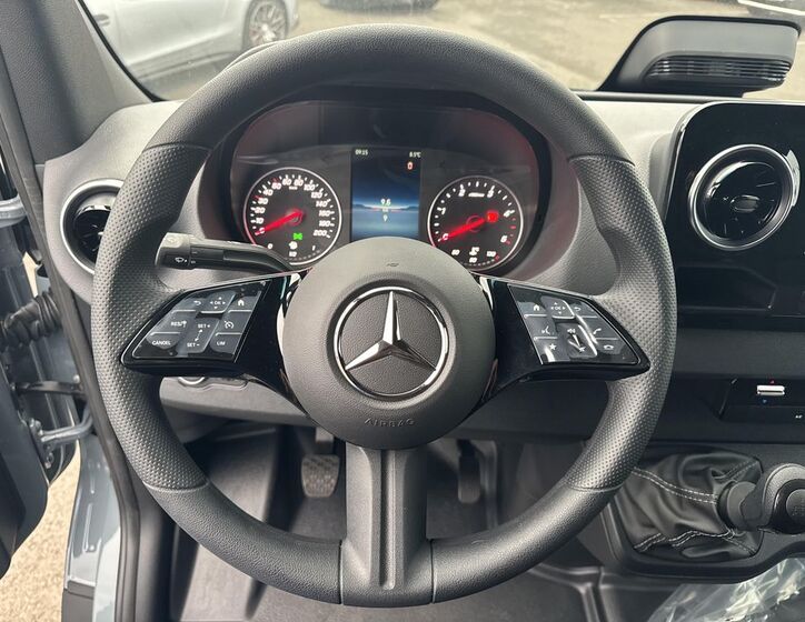Mercedes-Benz Sprinter 11