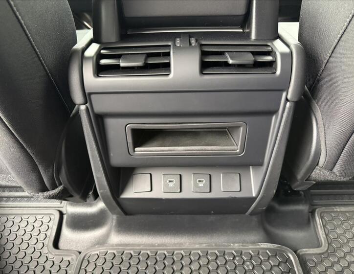Land Rover Defender 21
