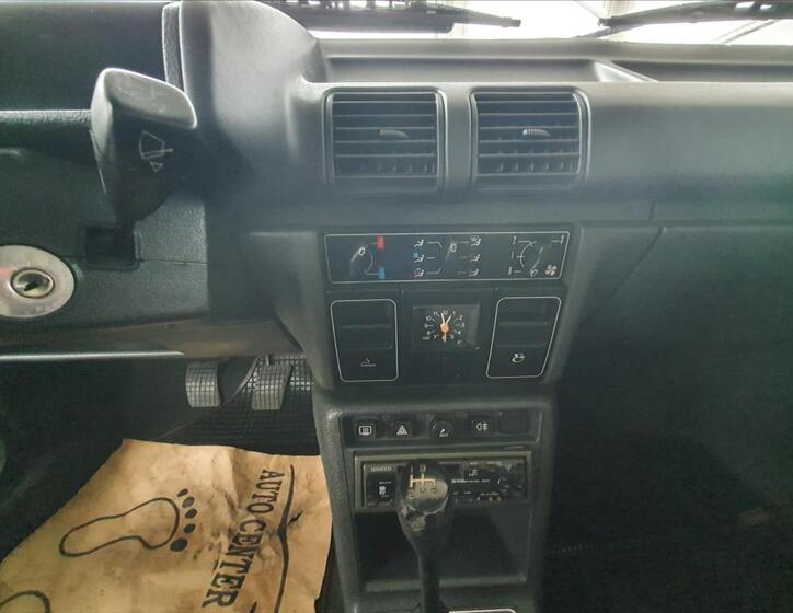 Peugeot 305 13
