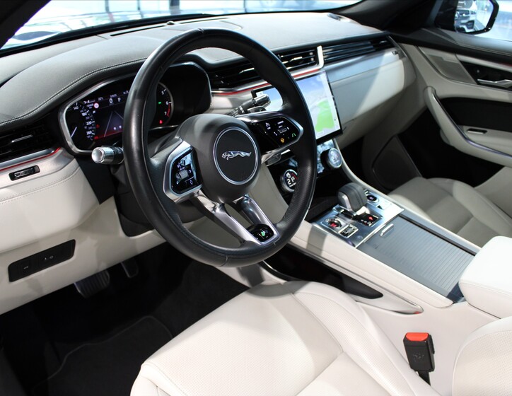 Jaguar F-Pace 13