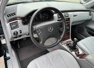 Mercedes-Benz Třídy E 30