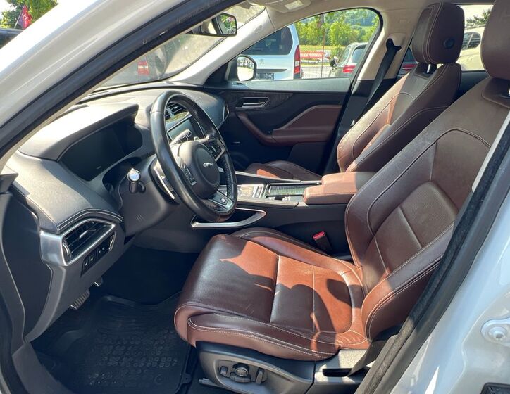 Jaguar F-Pace 6