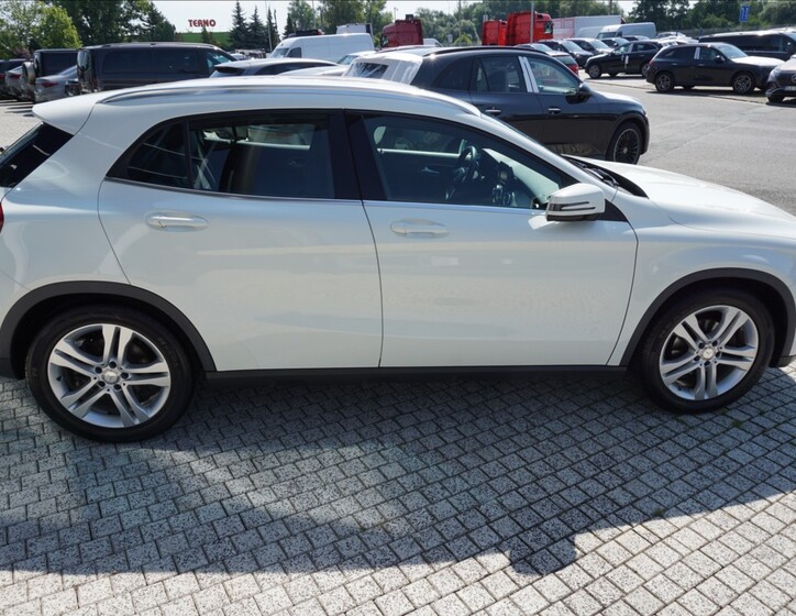 Mercedes-Benz GLA 4
