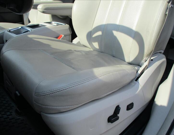 Chrysler Town & Country 25