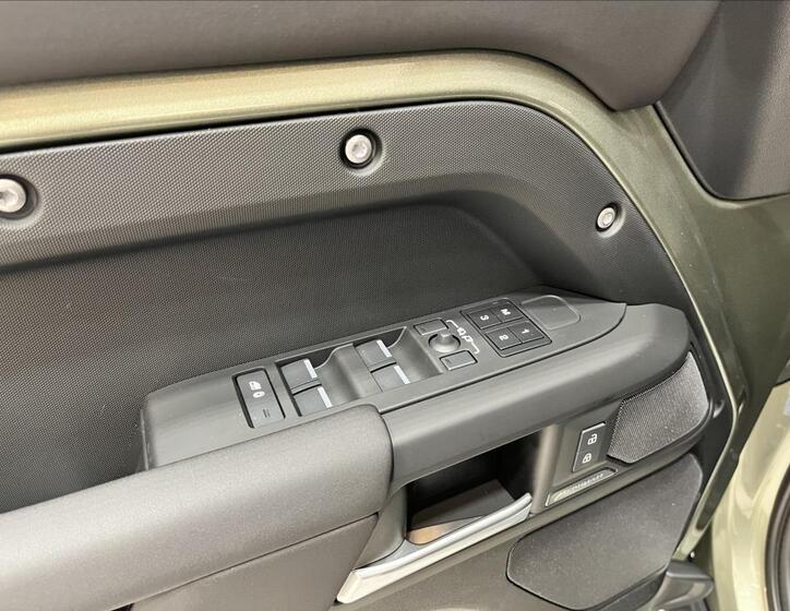 Land Rover Defender 11