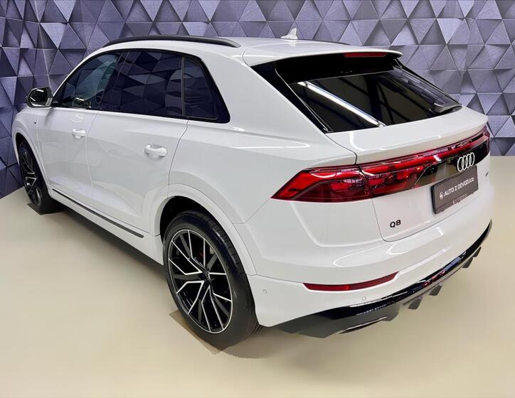 Audi Q8 4