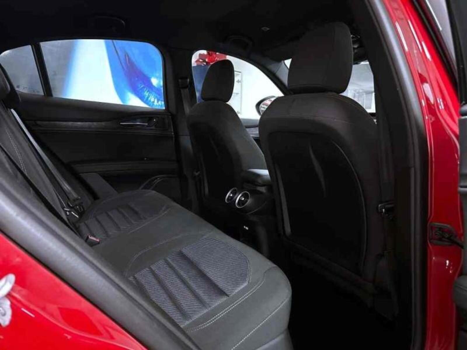 Alfa Romeo Stelvio 8
