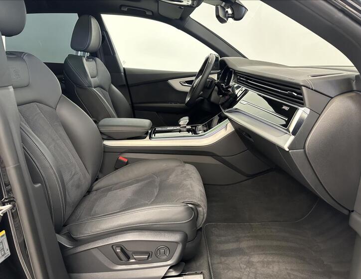 Audi Q8 26