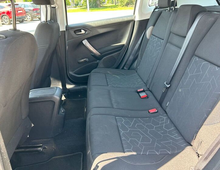 Peugeot 2008 8
